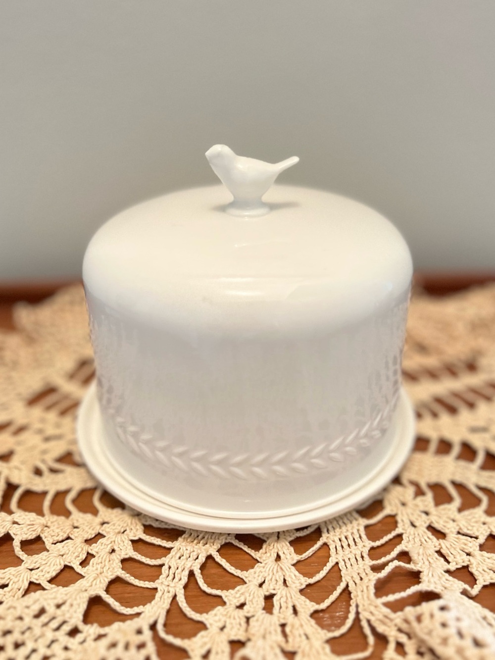 Martha Stewart Collection White Cake Dome
Bird Handle 2- pieces.